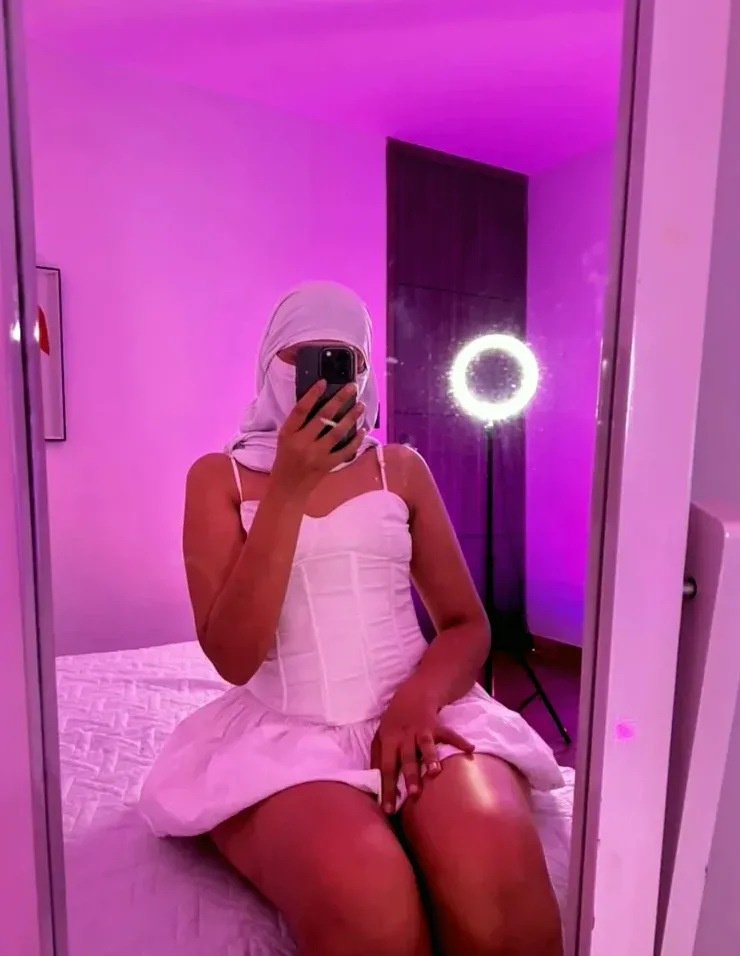 Kira, 23